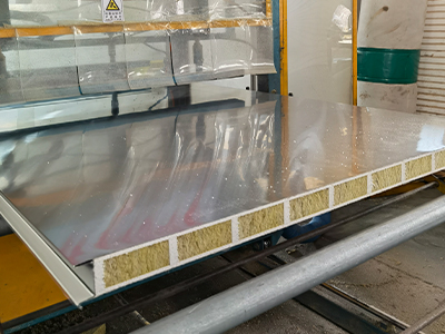 巖棉夾芯板在廠房建設(shè)中如何提升隔熱性能？